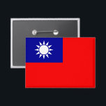 中華民国（台湾） 缶バッジ<br><div class="desc">不屈の旗：台湾の旗の物語 - 私は中華民国の旗、試練と勝利を乗り越えた国家の象徴です。私の深紅のフィールド、鮮やかな色は、新しい時代を生み出した革命を表しています。私の青い旗頭には、輝く白い太陽が描かれ、自由、平等、そして進歩の不変の精神を象徴しています。 - 私の起源は、20世紀初頭、中国の人々が帝国からの自由を切実に願った時代に遡ります。革命党である国民党は私を彼らのエンブレムとして採用し、清朝に対する戦闘で私の色を掲げました。1912年、中華民国が成立すると、私はその国旗となり、民主主義と繁栄に対する国家の願望の証となりました。 - しかし、私の旅は決して容易なものではありませんでした。20世紀半ば、中国内戦により中華民国政府は台湾島に撤退を余儀なくされました。地理的な分離にもかかわらず、共和国の精神は存続し、私はその揺るぎない象徴であり続けました。 - 今日、私は台湾の活気ある島の上を誇りに掲げられ、激動の世界における希望の灯台となっています。私は、自由と民主主義を大切にし、逆境を乗り越えて繁栄する民主主義国家として出現した人々を代表しています。私の名前はより大きな歴史的背景と関連しているかもしれませんが、私の心と魂は私を自分のものにした台湾の人々に属しています。 - 私はただの布切れ以上のものなのです。私は台湾の人々の不屈の精神の証なのです。私は彼らの歴史、彼らの希望、そして彼らのアイデンティティなのです。私が掲げられている限り、自由と民主主義の炎は台湾で輝き続けるでしょう。 - この作品は上記のいずれかの項目から提供され、中華民国が管理する台湾およびその他の管轄区域においてパブリックドメインとなっています。</div>