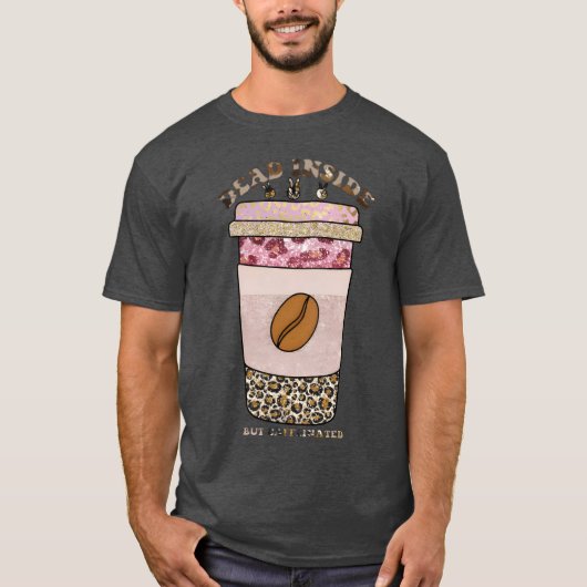 中身は死んでいるけどコーヒーのんで生き返るよ おもしろTシャツ Tシャツ (正面)