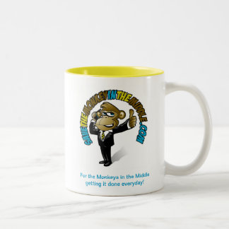 中間の黄色いマグの猿を救って下さい ツートーンマグカップ