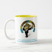 中間の黄色いマグの猿を救って下さい ツートーンマグカップ (左)