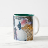 中（ばちゃばちゃ）跳ねるの緑のフレンチ・ブルドッグのマグ ツートーンマグカップ (正面右)