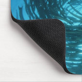 丸々と泳ぐブラックフィン・バラクーダ マウスパッド (コーナー)