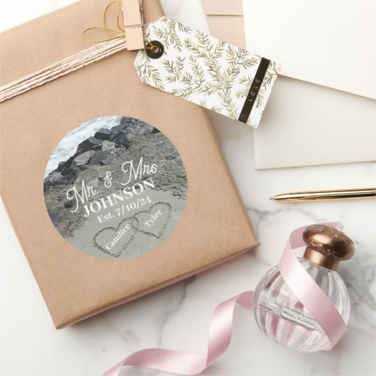 丸いシールのラベル – 砂の中の2ハート ラウンドシール (ギフト)