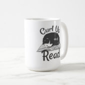 丸くなって読書する猫好きのためのデザイン コーヒーマグカップ (正面右)