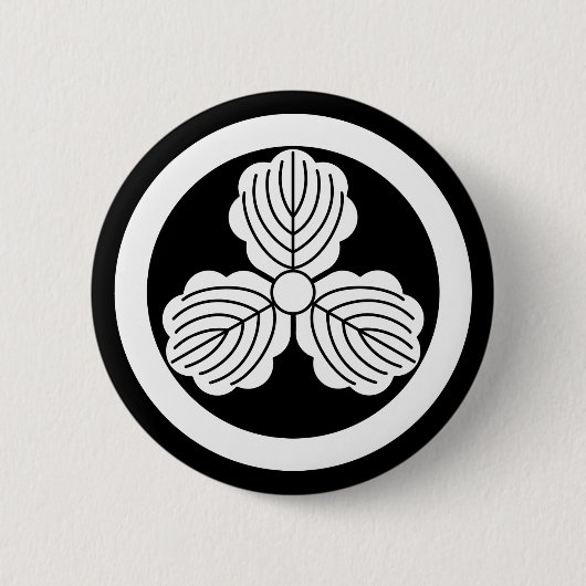 丸に三ツ柏の葉が３枚 缶バッジ (正面)