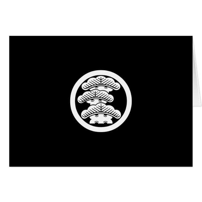 丸に左三階松 (正面横)