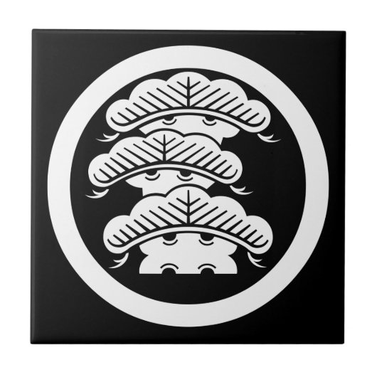 丸に荒枝付左三階松 タイル (正面)