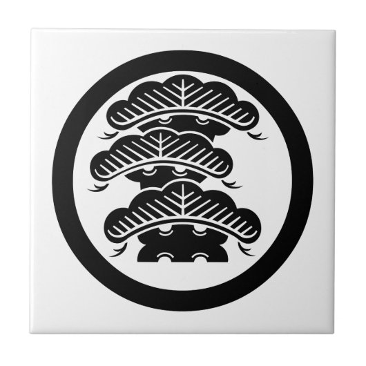 丸に荒枝付左三階松 タイル (正面)