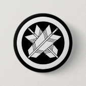 丸に違い矢 缶バッジ (正面)