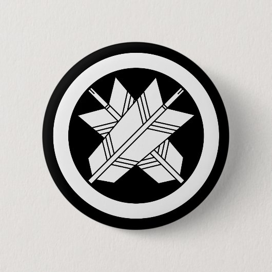 丸に違い矢 缶バッジ (正面)