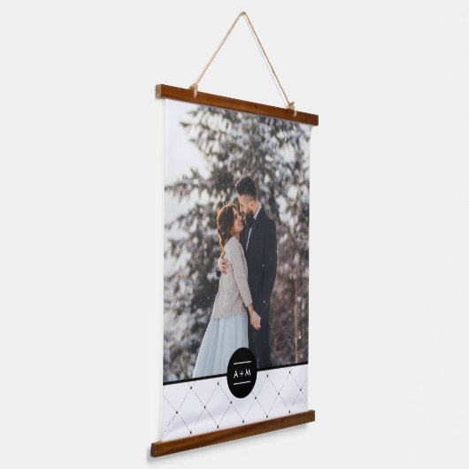 丸エレガント枠モノグラム写真 吊り下げ型タペストリー (傾斜あり)