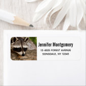 丸太にかわいいタヌキ ラベル (インサイチュ)