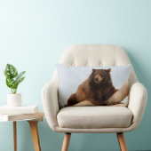 丸太にのった大きな茶色の熊 ランバークッション (椅子)