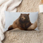 丸太にのった大きな茶色の熊 ランバークッション (ブランケット)