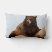 丸太にのった大きな茶色の熊 ランバークッション (裏面)
