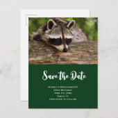丸太に乗ったかわいいアライグマ日付を保存 インビテーションポストカード (正面/裏面)