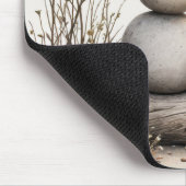 丸太に座っている小石の家族 マウスパッド (コーナー)