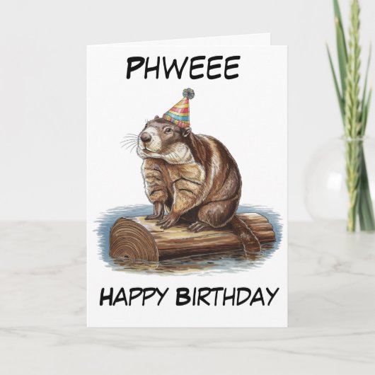 丸太に座って誕生日の帽子をかぶったマーモット カード (正面)