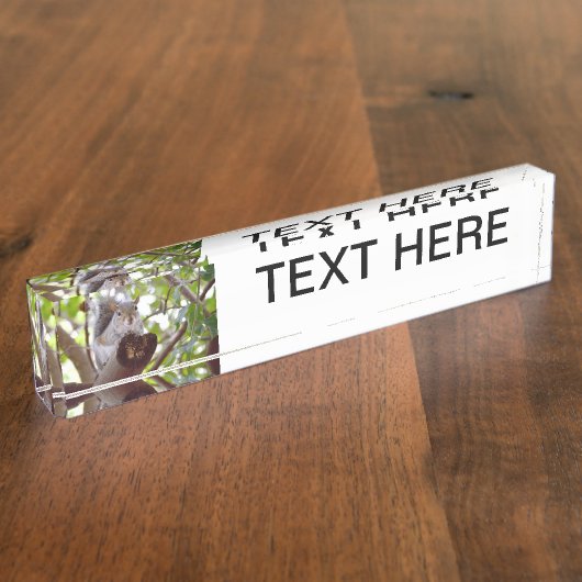 丸太のかわいい動物cのリス デスクネームプレート (側面)