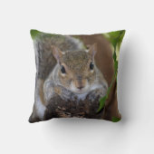 丸太のぶら下がったな色のリス動物 クッション (裏面)