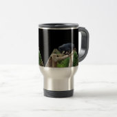 丸太の上に黒いビントロンが立っていた トラベルマグ (正面右)