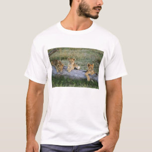 丸太の上のライオンの子 Tシャツ