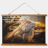 丸太の前に立つ龍イグアナ 吊り下げ型タペストリー (正面)