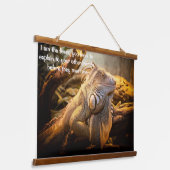 丸太の前に立つ龍イグアナ 吊り下げ型タペストリー (傾斜あり)