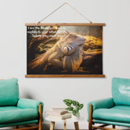 丸太の前に立つ龍イグアナ 吊り下げ型タペストリー