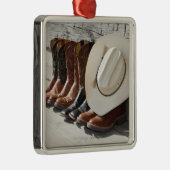 丸太の外のカウボーイ・ブーツの列のカーボーイ・ハット メタルオーナメント (右)