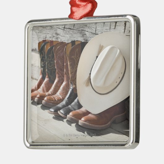 丸太の外のカウボーイ・ブーツの列のカーボーイ・ハット メタルオーナメント (左)