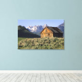 丸太小屋と鋸歯山脈 キャンバスプリント (インサイチュ (ウッドフロア))