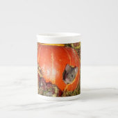 丸太小屋の中のマウスのジョージ2 ボーンチャイナマグカップ (正面)