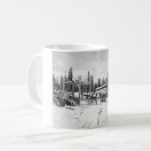 丸太小屋の外に立っているアラスカのそり犬 コーヒーマグカップ (正面左)