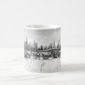 丸太小屋の外に立っているアラスカのそり犬 コーヒーマグカップ (中央)