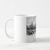 丸太小屋の外に立っているアラスカのそり犬 コーヒーマグカップ (左)