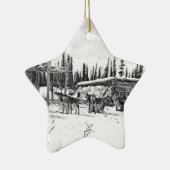 丸太小屋の外に立っているアラスカのそり犬 セラミックオーナメント (右)