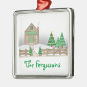 丸太小屋及びクリスマスの照明の雪場面 メタルオーナメント (左)