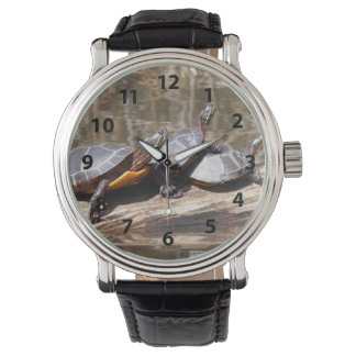 丸時計の上の3匹のカメ 腕時計