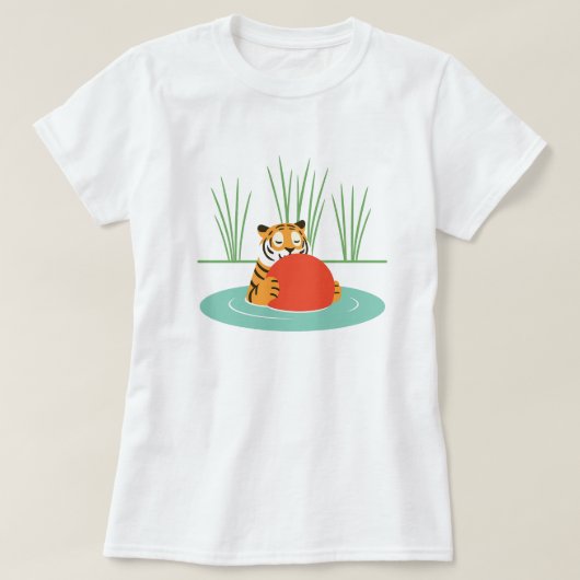 丸焼き虎が池でボールを持って Tシャツ (デザイン正面)