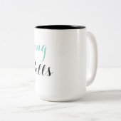 丸薬を手形を支払うために投げること ツートーンマグカップ (正面右)