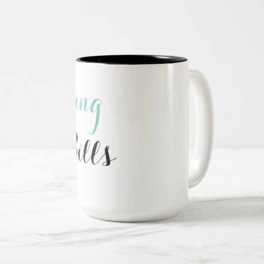 丸薬を手形を支払うために投げること ツートーンマグカップ (正面右)