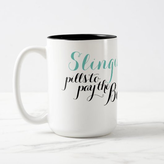 丸薬を手形を支払うために投げること ツートーンマグカップ (左)