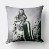 主なヨセフ(1840-1904年の) c.1880 (b/wの写真) クッション (裏面)