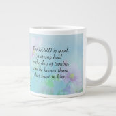 主は良い – Nahum 1:7 ジャンボコーヒーマグカップ (右)