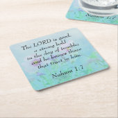 主は良い – Nahum 1:7 スクエアペーパーコースター (アングル)