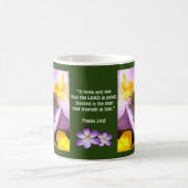 主を信じ、蜂はクロッカスの花 コーヒーマグカップ (中央)