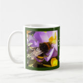 主を信じ、蜂はクロッカスの花 コーヒーマグカップ (左)