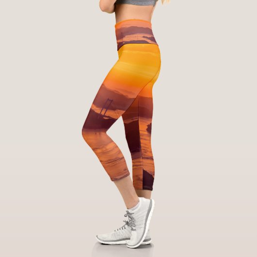 久留島海峡大橋と久留志のぼんやりした夕日 カプリレギンス (左)