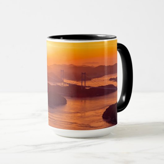 久留島海峡大橋と久留志のぼんやりした夕日 マグカップ (正面右)